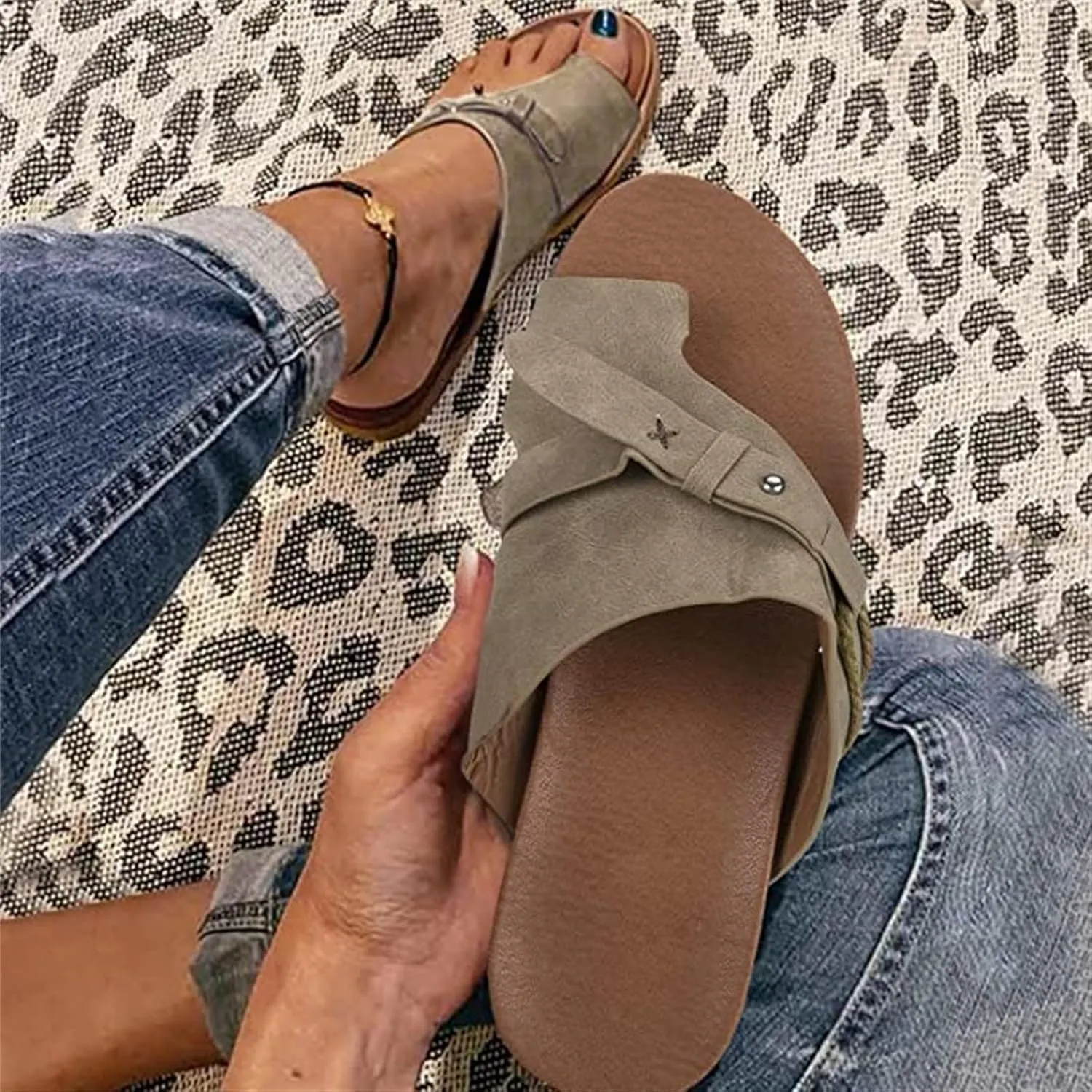Lausiuoe Sandals Women Comfortable Dressy Arch Support Clip Toe Flat Sandals Casual Summer Cute Thong Flip Flops Beach Shoes